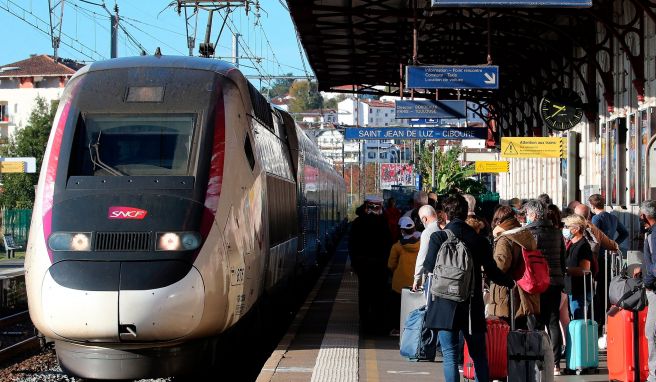 Ein landesweiter Warnstreik in Frankreich könnte an diesem Mittwoch (6. Juli) den Bahnverkehr behindern. Im TGV-Verkehr innerhalb Frankreichs werden einige Ausfälle erwartet, am stärksten betroffen sein werden IC-Verbindungen und der Regionalverkehr. 