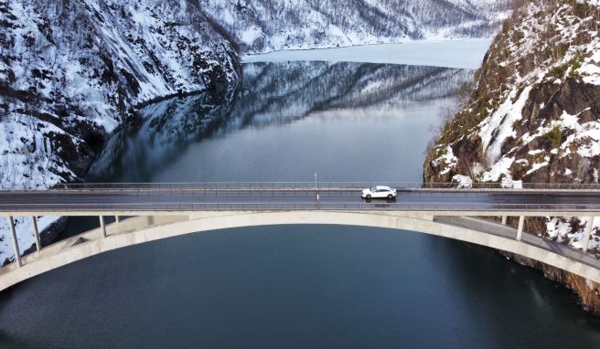 Fjord-Feeling in Norwegen: Vor der Urlaubsfahrt mit dem Elektroauto sollte man sich die passenden Ladestationen auf der Route heraussuchen.