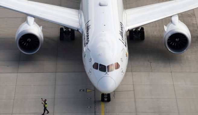 Die Gewerkschaft Verdi hat das Bodenpersonal der Lufthansa zu einem ganztägigen Warnstreik am Mittwoch aufgerufen. (zu dpa: «Streiks im Luftverkehr: Das können Reisende tun»)