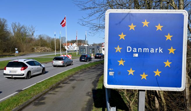 Autos fahren zum deutsch-dänischen Grenzübergang in Richtung Norden.