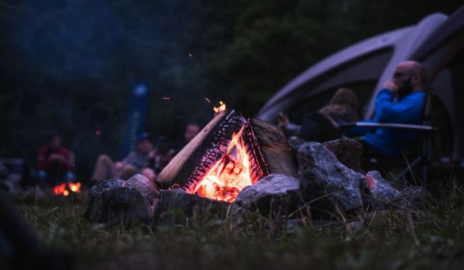 Gemütlich prasselt das Feuer: Im Adventure Camp soll es auch um ein Gefühl von Wildnis und Abenteuer gehen - mitten in Deutschland. 