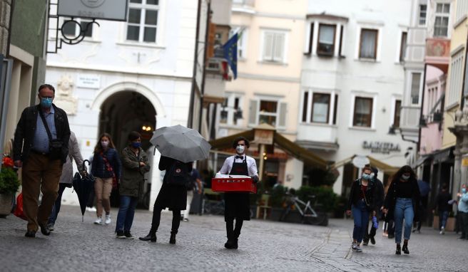 In Südtirol gilt im Freien eine Maskenpflicht, wenn ein Mindestabstand von einem Meter nicht mehr eingehalten werden kann. 