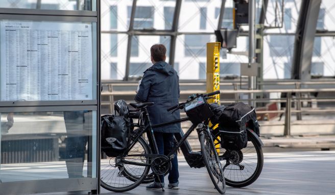 Mit Sack und Pack und Bike am Gleis: Wer sich mit dem Fahrrad auf eine Reise begibt, muss planen - vor allem bei Etappen mit dem Zug.