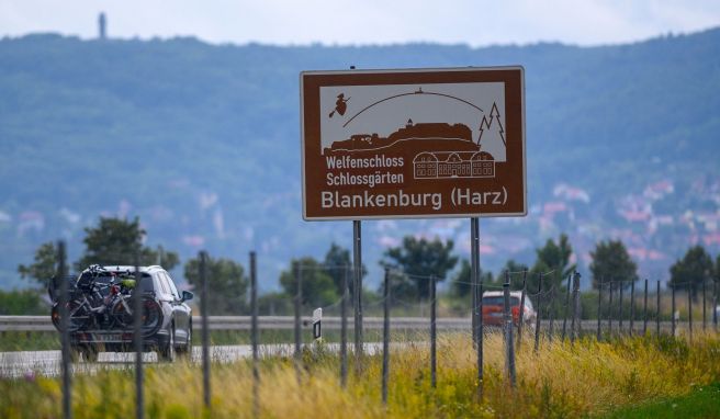 Die braunen Hinweistafeln an den Autobahnen sollen für touristische Ziele werben. Im Harz etwa verlocken fliegende Hexen zu einem Abstecher. 