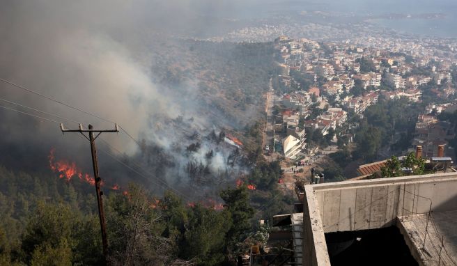 Ein Waldbrand auf einem Hügel im Athener Vorort Voula. Wegen fehlender Niederschläge und hoher Temperaturen steigt die Waldbrandgefahr in Griechenland. 