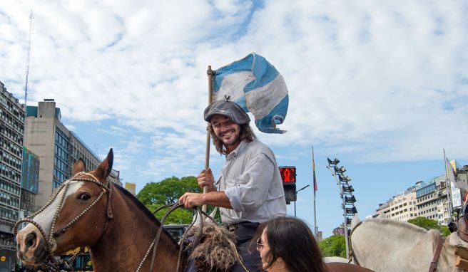 Marcos Villamil mit seinen drei Pferden: Rund 8600 Kilometer hat der 29-Jährige auf seiner Reise durch Argentinien zurückgelegt. Nach 14 Monaten im Sattel kehrt er nun nach Buenos Aires zurück. 
