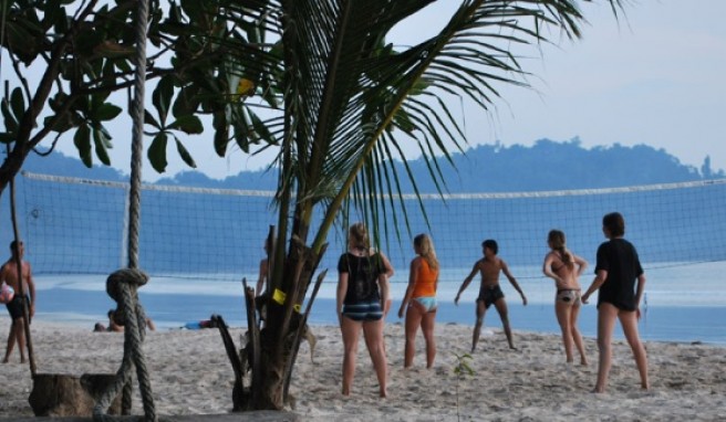Entspannte Volleyball-Partie am Aow Yai Beach Koh Phayam1.