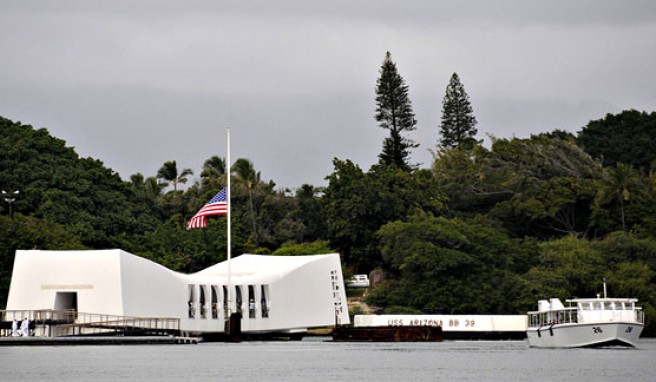 Gedenkstätte Pearl Harbor über dem Wrack der USS Arizona, Hawaii