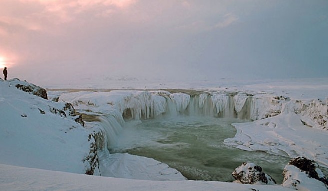 Der Goðafoss-Wasserfall im Norden Islands im Winter.