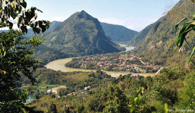 Blick auf das wunderschön an einer Flussschleife gelegene Dorf Nong Kiao