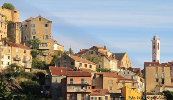 Blick auf Corte: Von der Hauptstadt Korsikas gelangen Reisende über die Scala di Santa Regina ins Inselinnere 