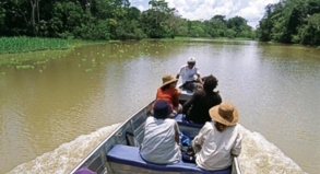 Mit Booten fahren die Agenturen in Iquitos ihre Kunden in die wilde Natur des Amazonasbeckens - es ist der einzige Weg in die Wildnis