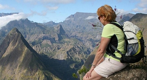 Durch den relativ trockenen Cirque de Mafate auf La Réunion führen mehrtägige Trekkingtouren