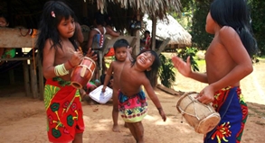 Willkommen bei den Embera-Indios: Begrüßt werden die Besucher von rhythmischen Klängen traditioneller Instrumente wie Trommeln, Flöten oder Rasseln.