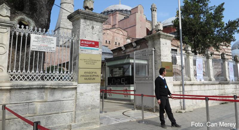 Der Eingang der weltberühmten Hagia Sophia in Istanbul. Früher waren hier lange Besucher-Schlangen