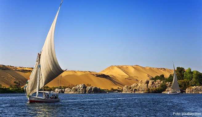 Wie ein 1700 Kilometer langes grünes Band zieht sich der Nil durch die Wüste