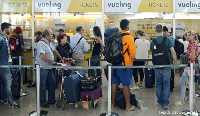 Der EuGH verpflichtete die Fluggesellschaft Vueling jetzt dazu, nach einer Flugstreichung betroffene Kunden auch für gezahlte Vermittlungsgebühren zu entschädigen
