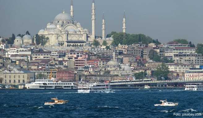 Der schönste Weg zum Beylerbeyi-Palast führt über den Bosporus