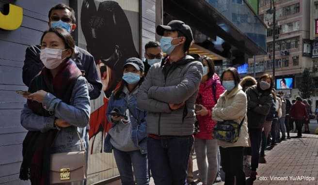 Angesichts der starken Ausbreitung der neuen Lungenkrankheit hat China seine Maßnahmen inzwischen deutlich verschärft. Auch in Hongkong schützen sich immer mehr Menschen mit Atemschutzmasken
