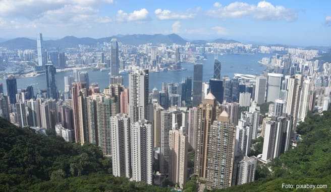 Vom Victoria Peak aus bietet sich eine gute Aussicht auf die Hochhausschluchten Hongkongs.