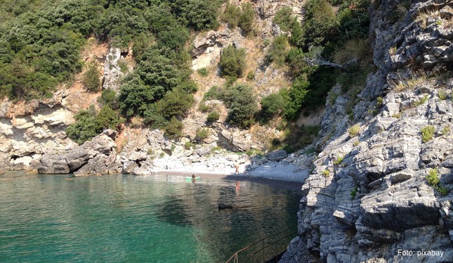 Sandstrände, verschwiegene Buchten und kristallklares Wasser bilden die Meerseite des Cilento