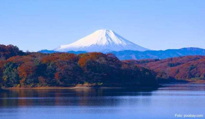 Im neuen Licht: Blick auf den höchsten Punkt des Fuji kurz nach Sonnenaufgang