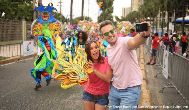 Selfie mit Drachenkopf: Die Umzüge beim Karneval in der Dominikanischen Republik ziehen Touristen an