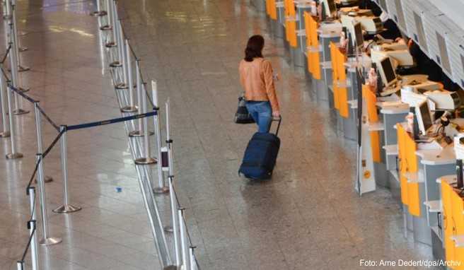 Leere Check-in-Schalter der Lufthansa auf dem Frankfurter Flughafen bei einem Warnstreik