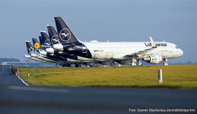 Wegen Corona sind weniger Flugzeuge in der Luft - und bei Lufthansa können die Kunden jetzt bis Ende Mai kostenlos beliebig oft umbuchen