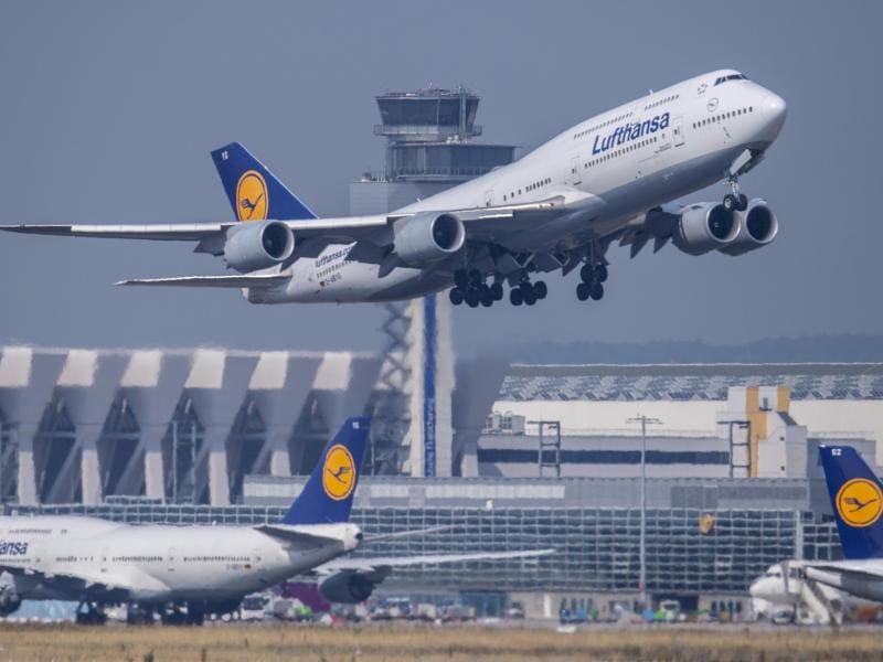 Die Lufthansa will künftig an Bord auf die Begrüßung «Damen und Herren» verzichten