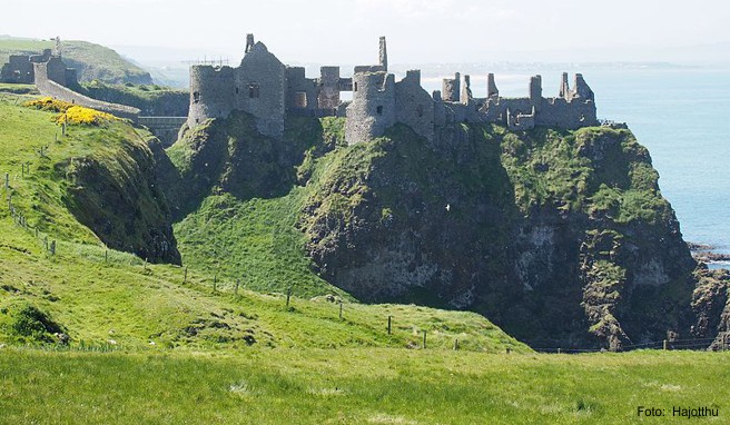 Das Dunluce Castle an der Küste von Antrim in Nordirland