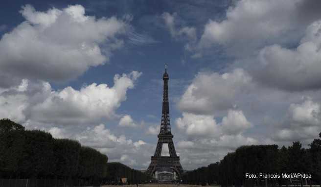 Die Spitze des Eiffelturms ist wieder eröffnet. Das 324 Meter hohe Pariser Wahrzeichen war Mitte März wegen der Covid-19-Pandemie geschlossen worden.