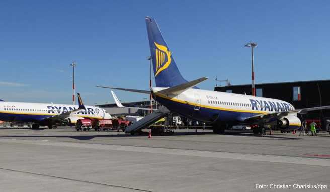 Maschinen der irischen Fluggesellschaft Ryanair stehen auf dem Flughafen Hamburg auf dem Vorfeld am Terminal