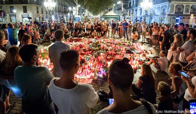 Trauerende haben auf der Promenade Las Ramblas Blumen und Kerzen abgelegt. Terroristen hatten einen Lieferwagen in eine Menschenmenge auf der Flaniermeile gesteuert