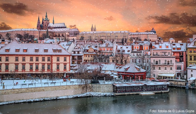 So erlebt man Prag am schönsten: Mit schneebedeckten Dächern und dem winterlichen Flair, der die Tschechische Metropole durchzieht