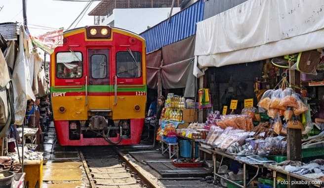 Thailand-Reisen  Einkaufen auf den Schienen in Thailands Mae Klong