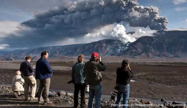Der Vulkan wirft Asche aus, und die aufgeregten Touristen fotografieren. Flugreisende haben sich über den Ausbruch damals allerdings überhaupt nicht gefreut