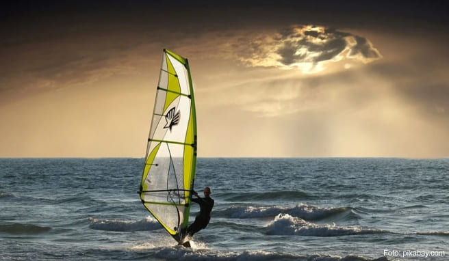 Wassersport im Herbst  Sportliche Reisen zum Windsurfen und mehr