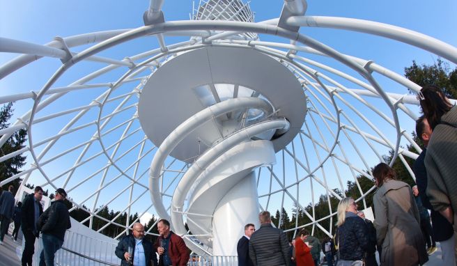 Wagemutige können sich vom Aussichtsturm der «HEX Erlebniswelt» auf zwei unterschiedlich langen Rutschen in die Tiefe stürzen. Wagemutige können sich vom Aussichtsturm der «HEX Erlebniswelt» auf zwei unterschiedlich langen Rutschen in die Tiefe stürzen.