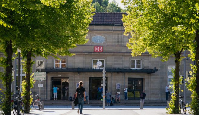 Blick auf den Haupteingang des Coburger Bahnhofs. Die Jury des Verkehrsbündnisses Allianz pro Schiene hat den Coburger Bahnhof zum \