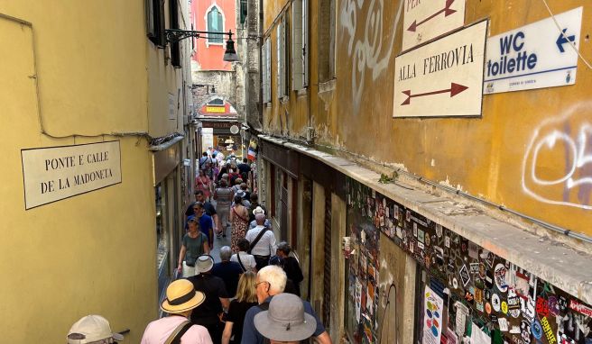 Volle Gassen, viel Gedränge: Venedig zählt zu den Städten, die am meisten mit Overtourism zu kämpfen haben.