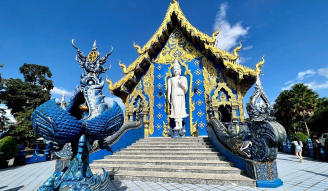 Auch bekannt als blauer Tempel: Der Wat Rong Suea Ten in der thailändischen Großstadt Chiang Rai.