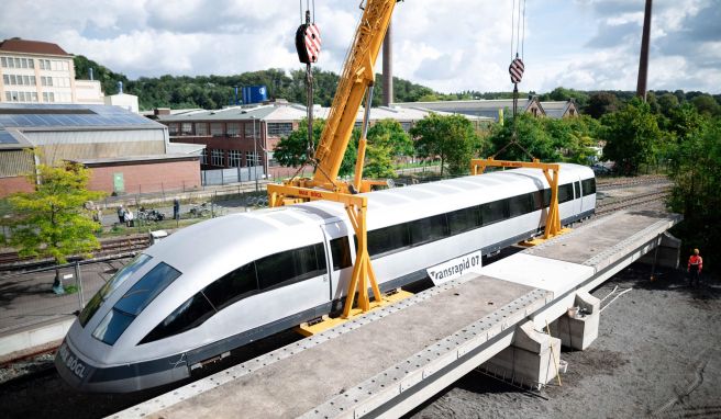 Technik und Verkehr Transrapid-Modell schwebt in Eisenbahnmuseum ein