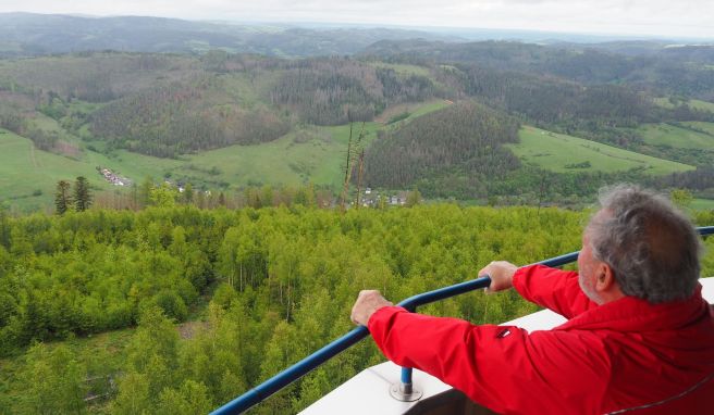 Ausblick von der Thüringer Warte: Der Aussichtsturm auf dem Gipfel des Ratzenbergs ist ein fantastischer Thron über dem «Grünen Band».