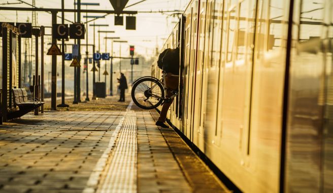 Urlaub mit dem Bike Reisen mit Bus und Bahn: Tipps zum Fahrrad-Transport