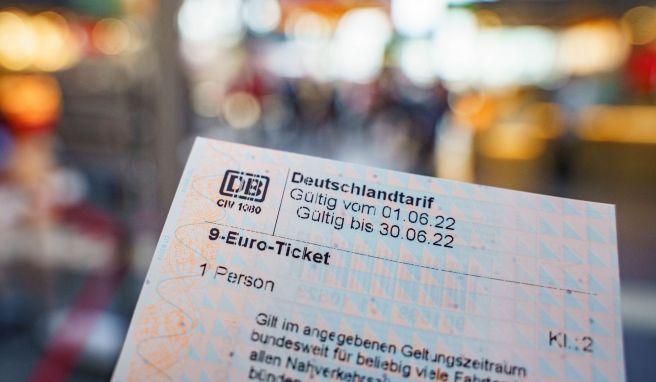 Das Gültigkeitsdatum am oberen Ticketrand zeigt es: Im Juni erworbene 9-Euro-Tickets sind nur bis 30.06. gültig - egal, an welchem Junitag sie gekauft wurden. 