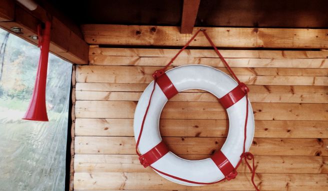 Ob Hausboot oder Segelschiff, Sicherheit geht vor: Die richtige Versicherung kann vor hohen Kosten schützen.