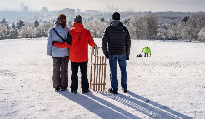 Für den ersten Schnee  Rodel, Ski, Helm: Gut ausgerüstet ins Wintervergnügen