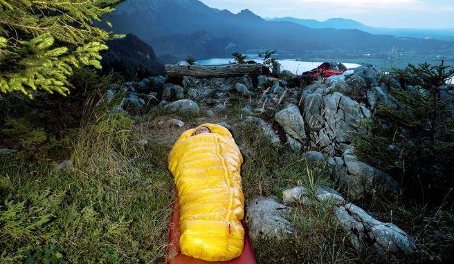 Plustert gut: Bei Bergtouren ist ein leichter und dennoch wärmender Schlafsack eine Menge wert.