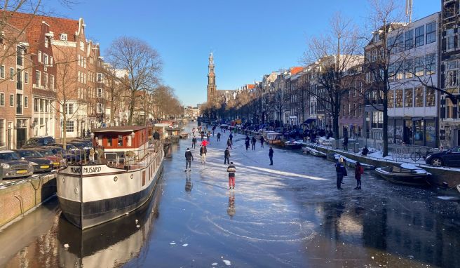 Schon im Februar 2021 waren viele Amsterdamer Grachten zugefroren. Nun hoffen Schlittschuhfans wieder auf ausreichend Frost.